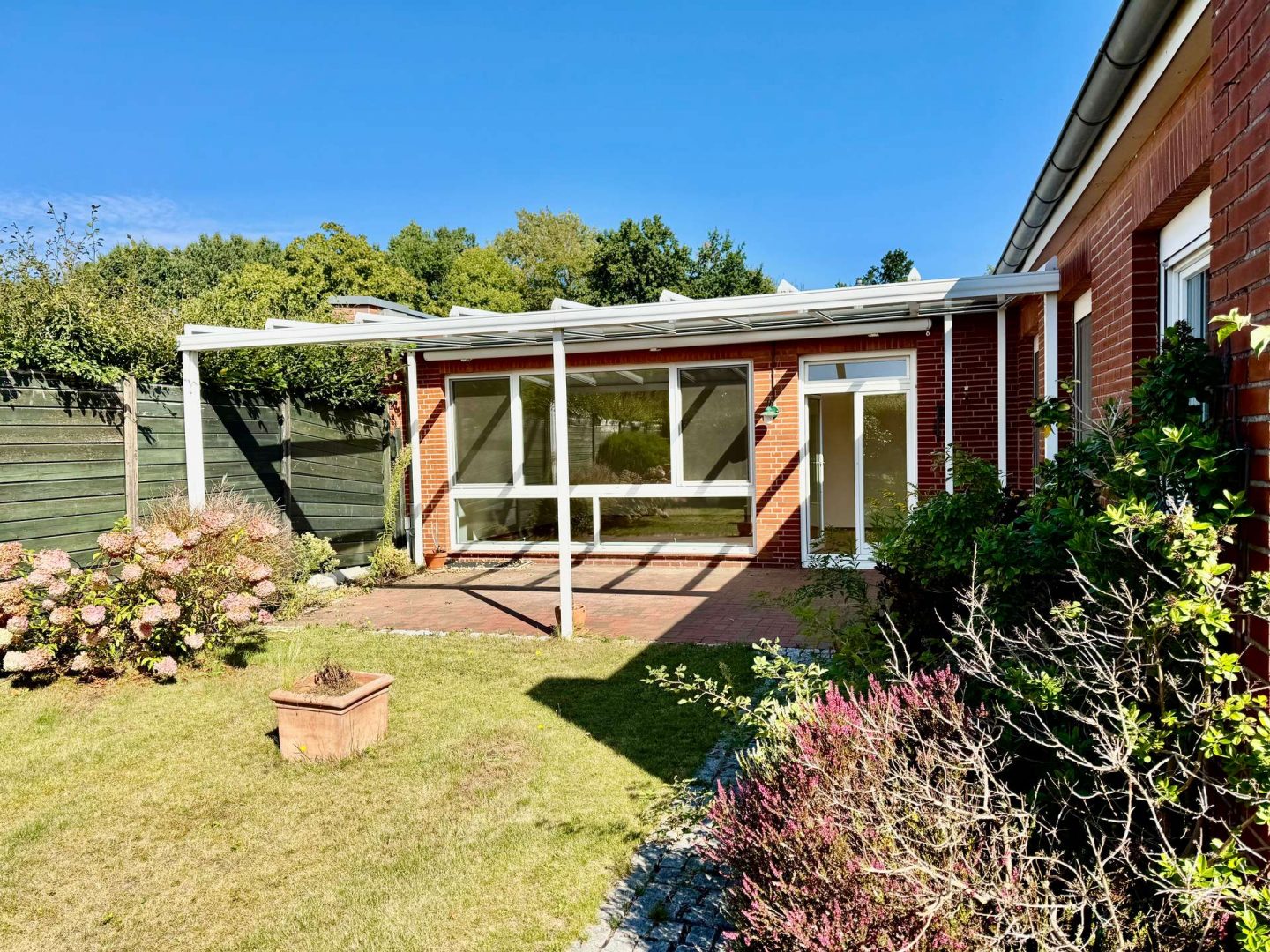 Garten mit Terrassenüberdachung