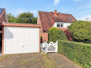 Ansicht mit Garage