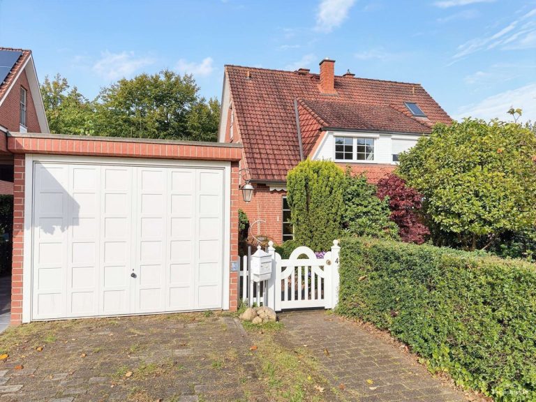 Ansicht mit Garage